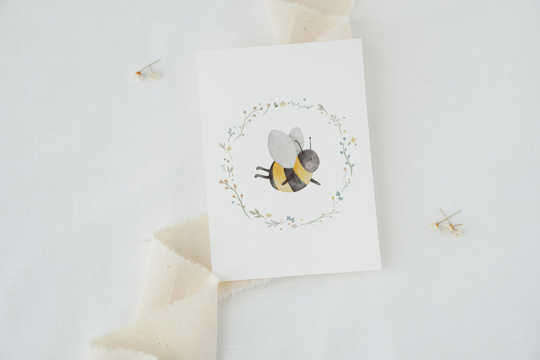Karte Biene in Blumenkranz