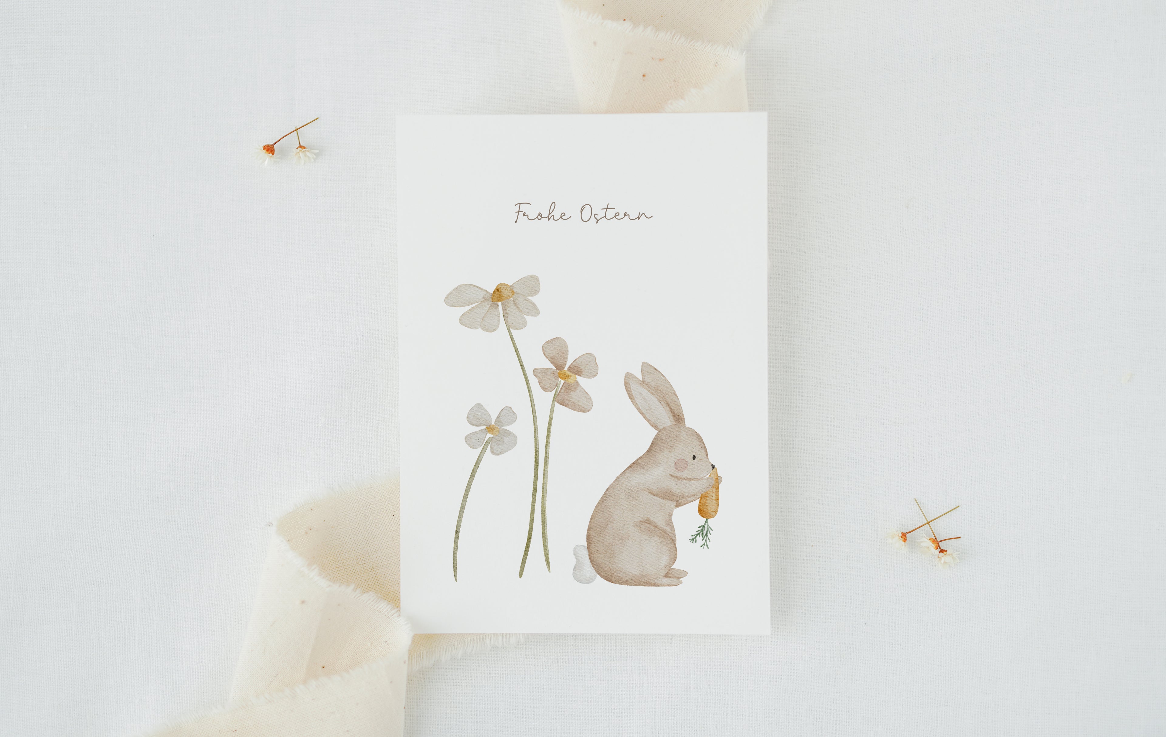 Osterkarte Hase mit Karotte und Blumen