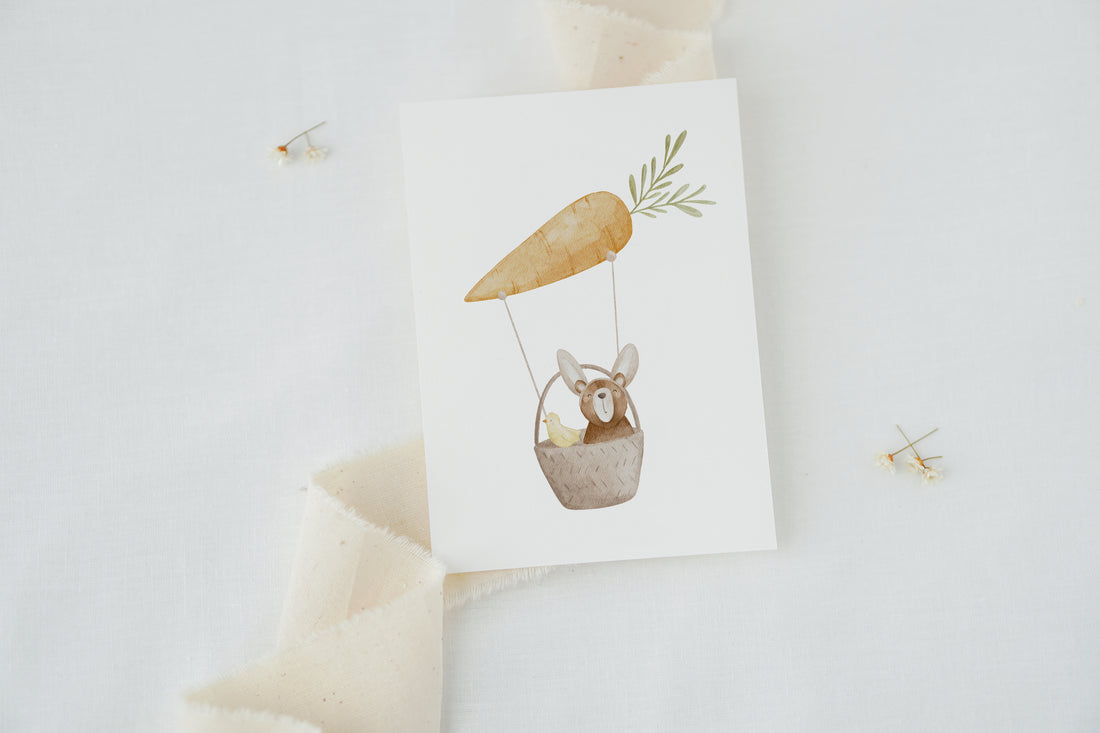 Osterkarte Bär und Küken im Karottenheißluftballon