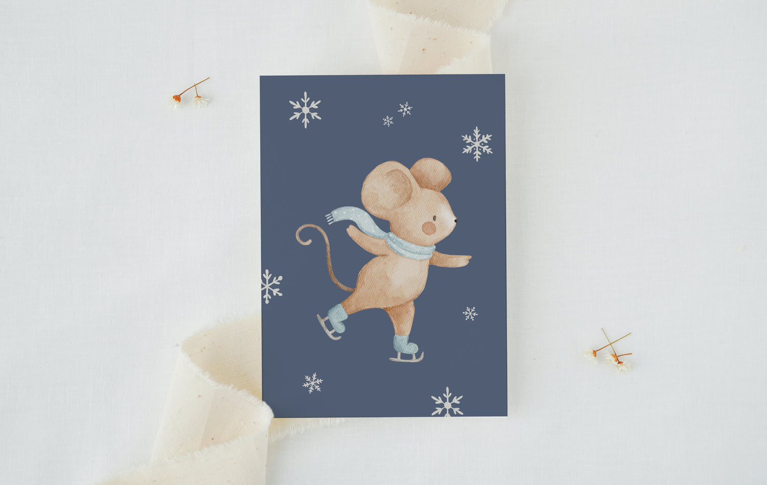 Weihnachtskarte Schlittschuhmaus / Dunkelblau
