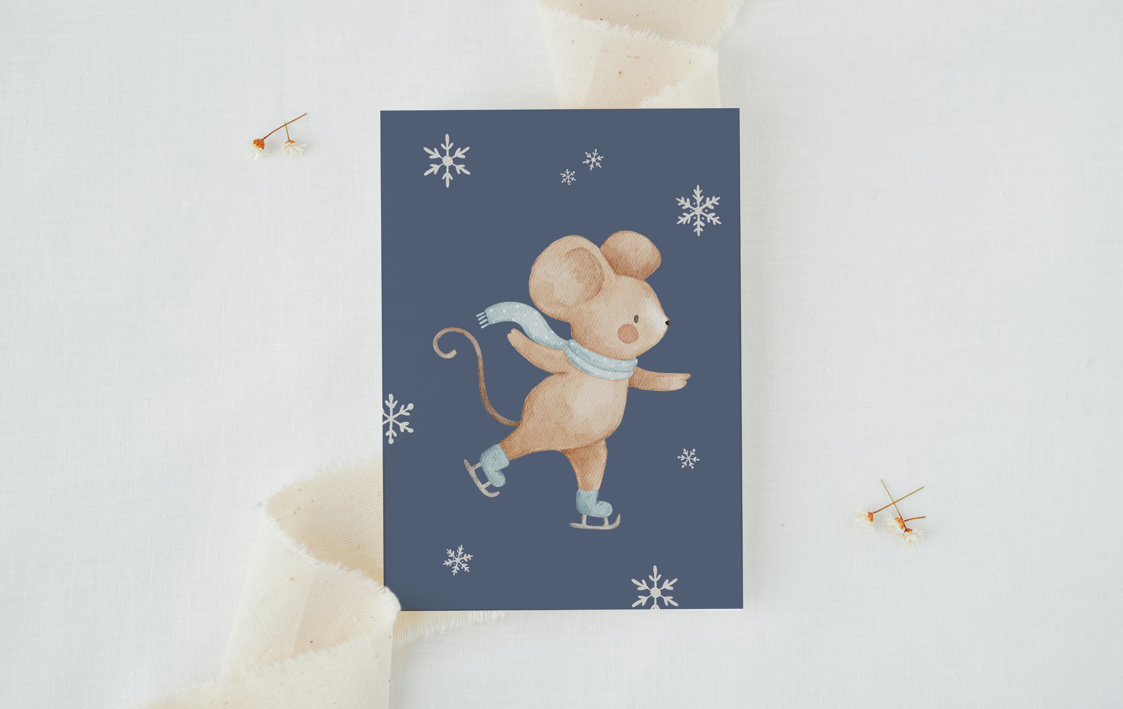 Weihnachtskarte Schlittschuhmaus / Dunkelblau