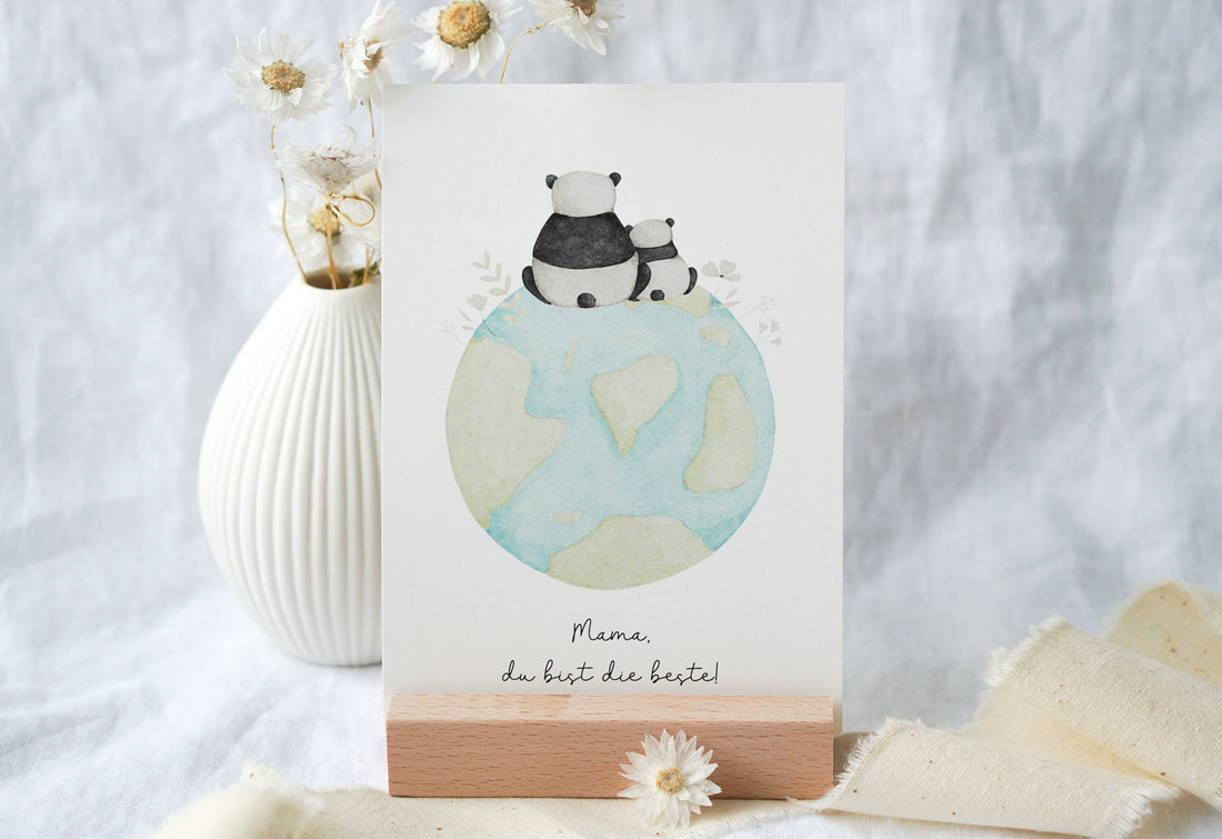 Karte Pandas auf Weltkugel "Du bist meine Welt" / "Mama du bist die beste!" / "Papa, du bist der beste!"