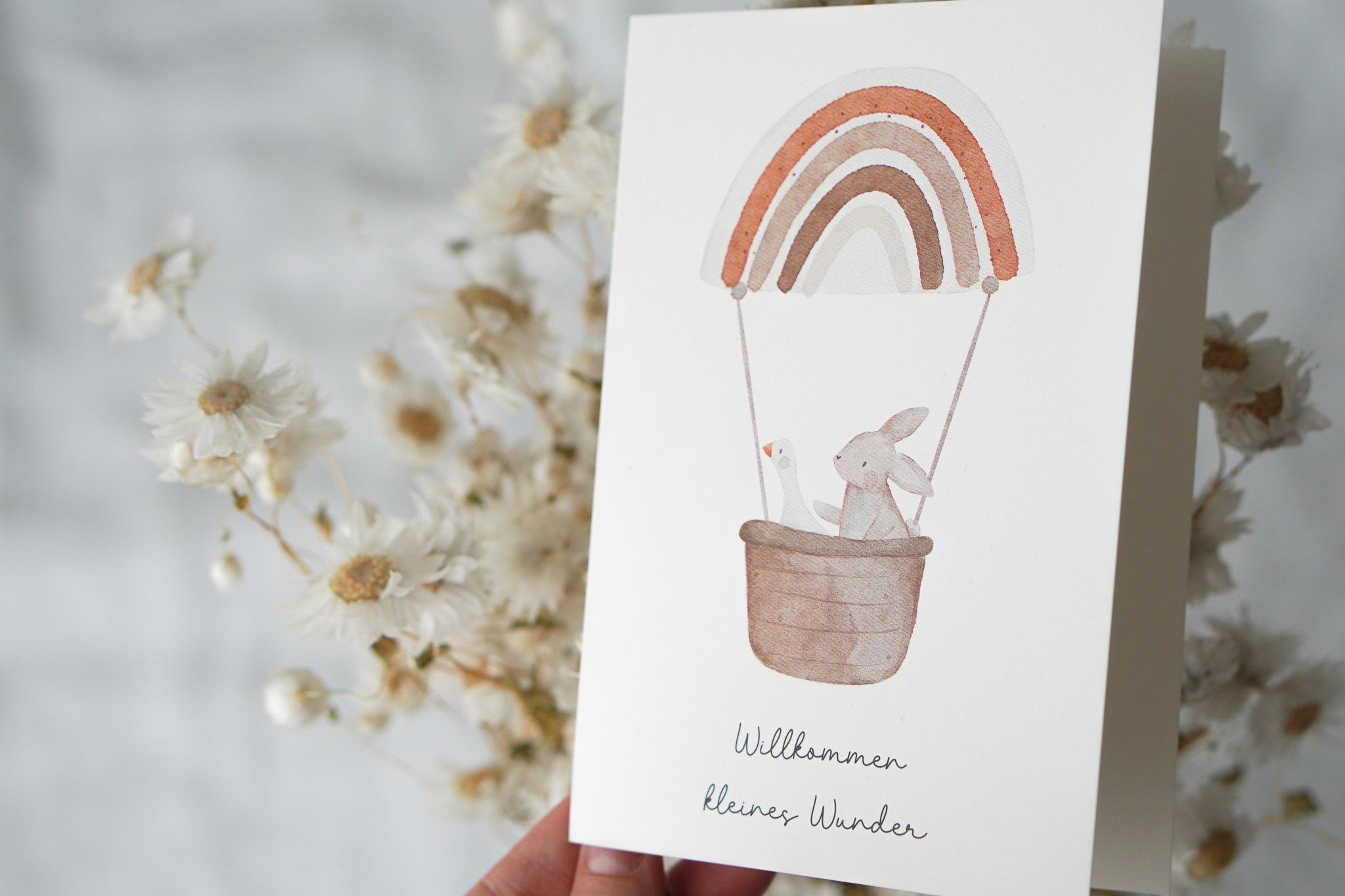 Karte mit Gans und Hase im Regenbogenheißluftballon "Willkommen kleines Wunder"
