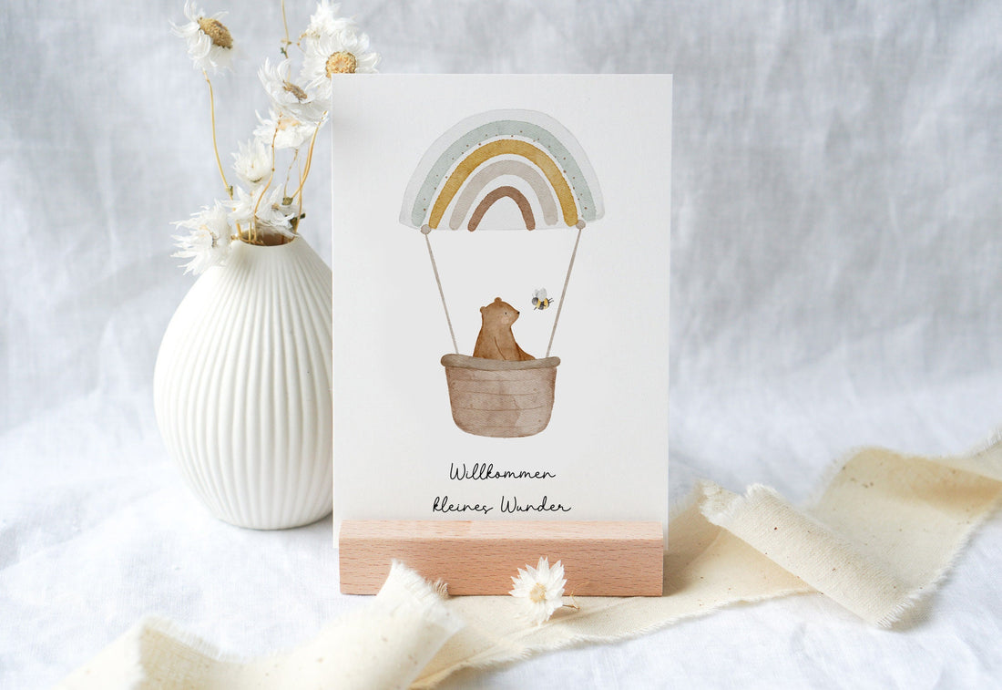 Karte mit Bär im Regenbogenheißluftballon "Willkommen kleines Wunder"