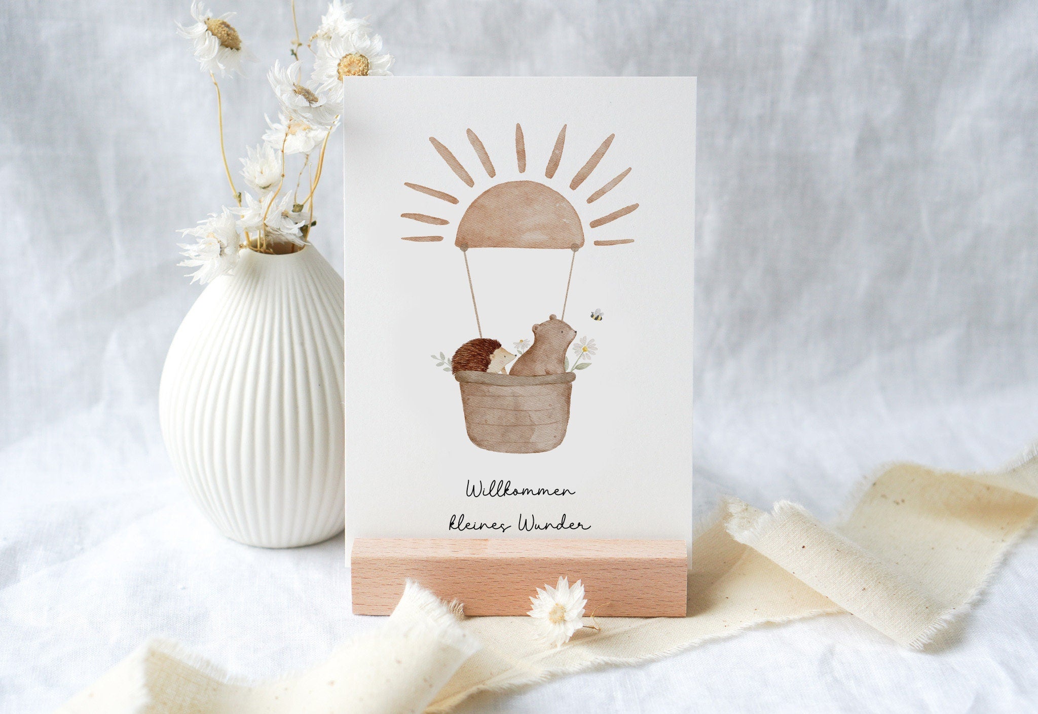 Karte mit Igel und Bär im Heißluftballon "Willkommen kleines Wunder"