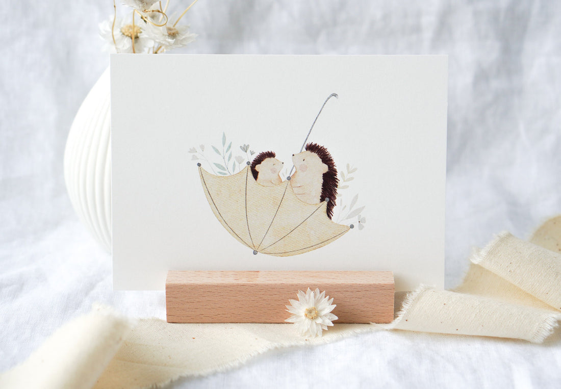 Karte Igelmama/Igelpapa mit Kind im Regenschirm