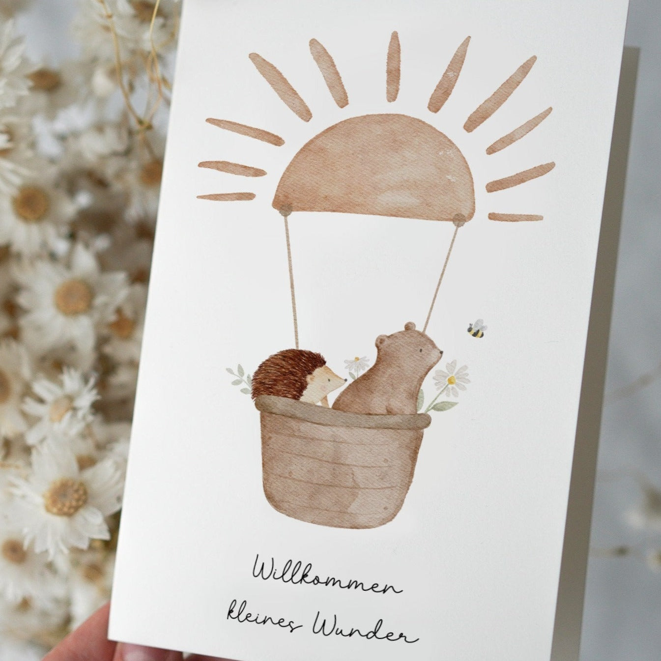 Karte mit Igel und Bär im Heißluftballon "Willkommen kleines Wunder"