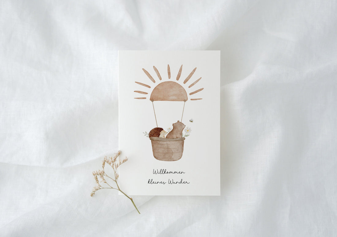 Karte mit Igel und Bär im Heißluftballon "Willkommen kleines Wunder"