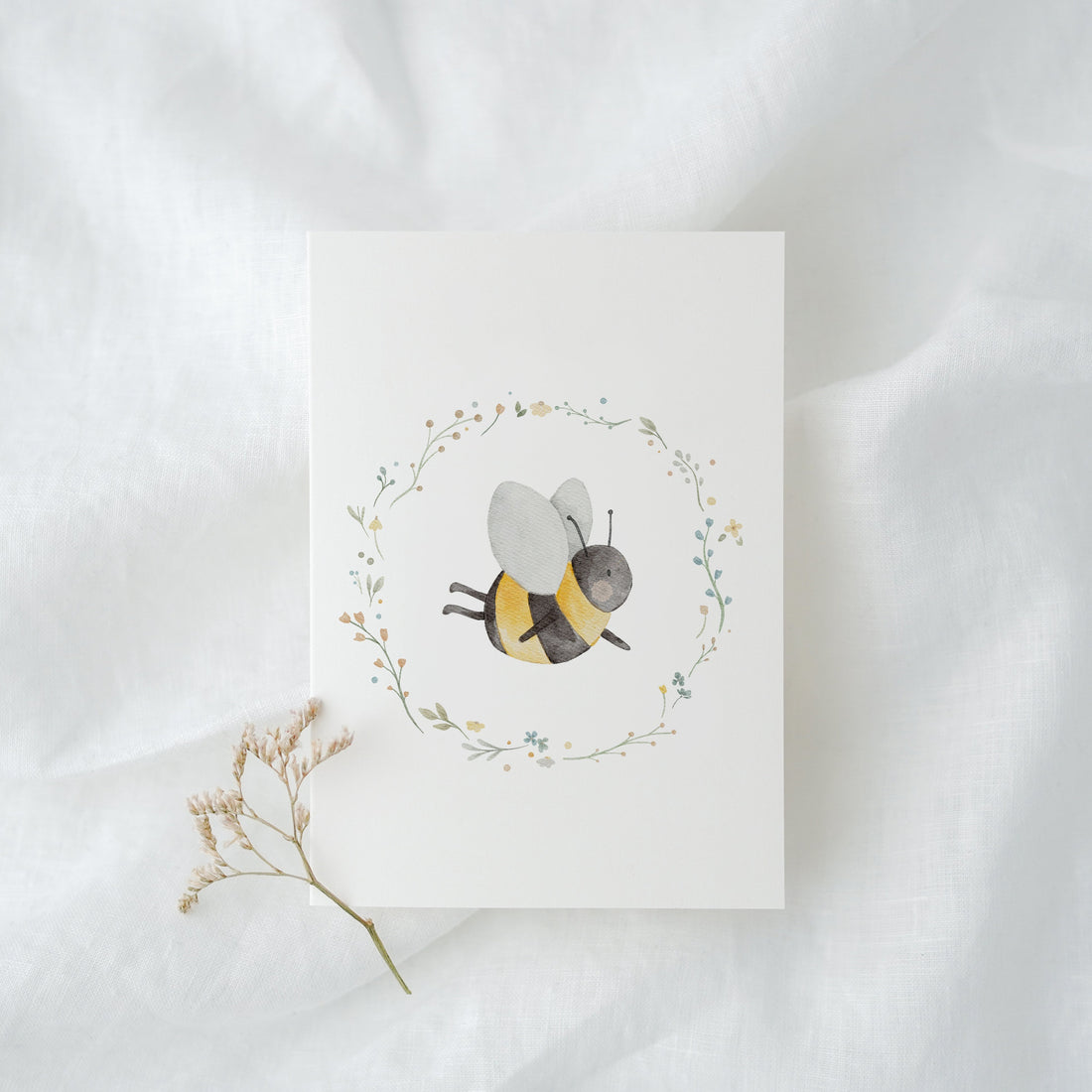 Karte Biene in Blumenkranz