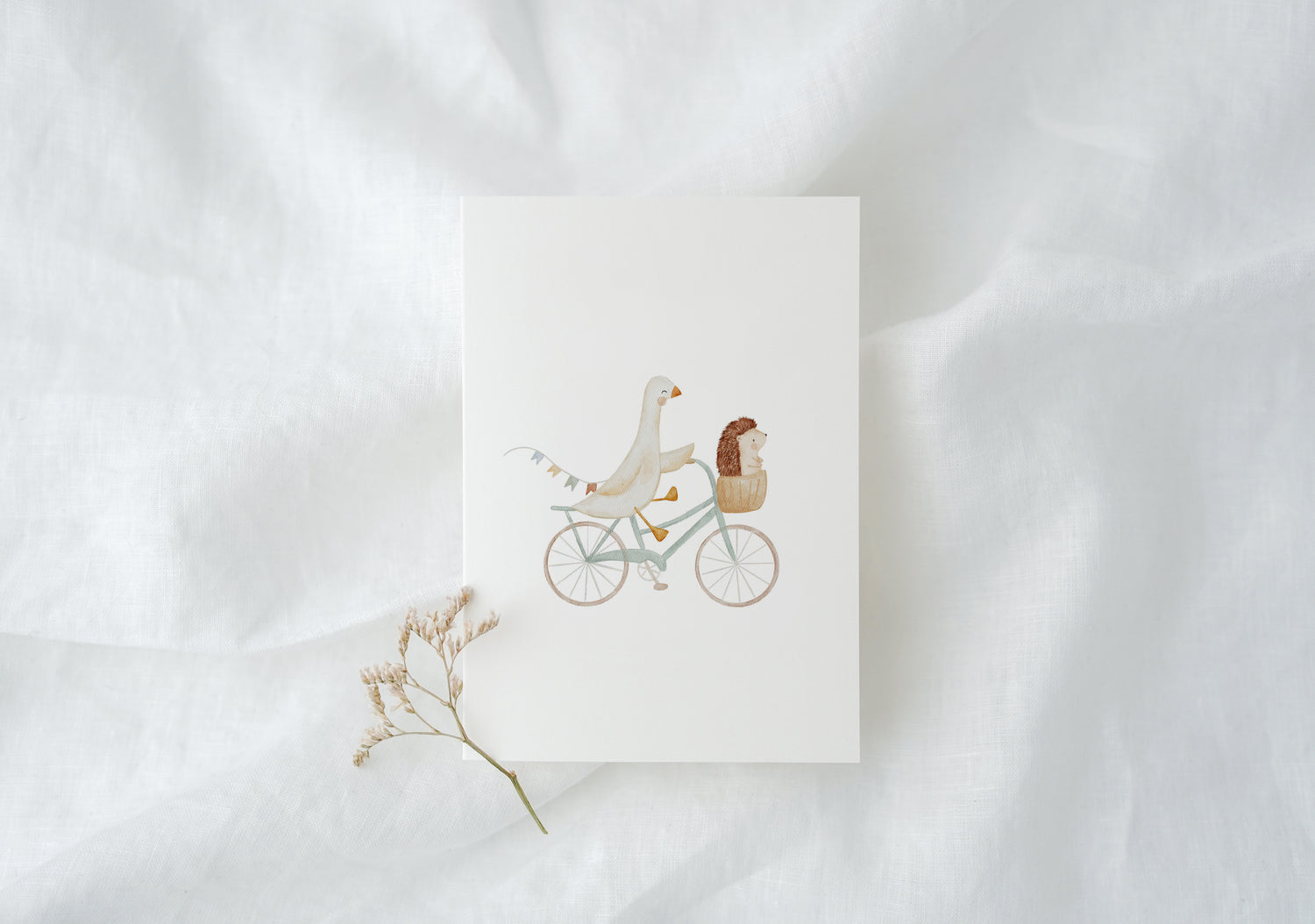 Karte mit Gans &amp; Igel auf Fahrrad