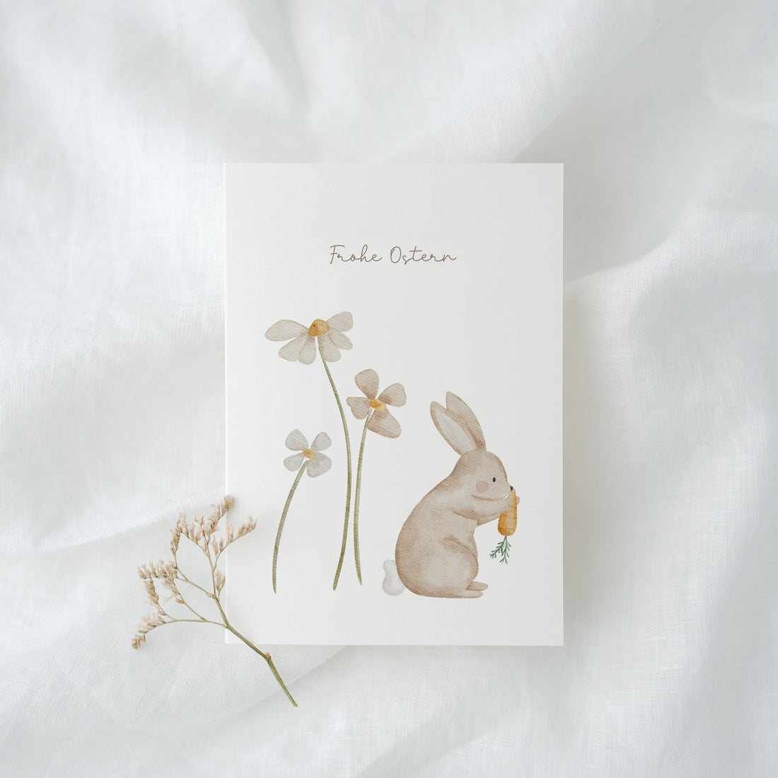 Osterkarte Hase mit Karotte und Blumen