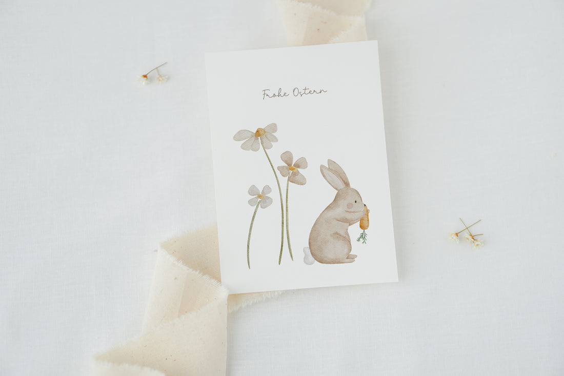 Osterkarte Hase mit Karotte und Blumen