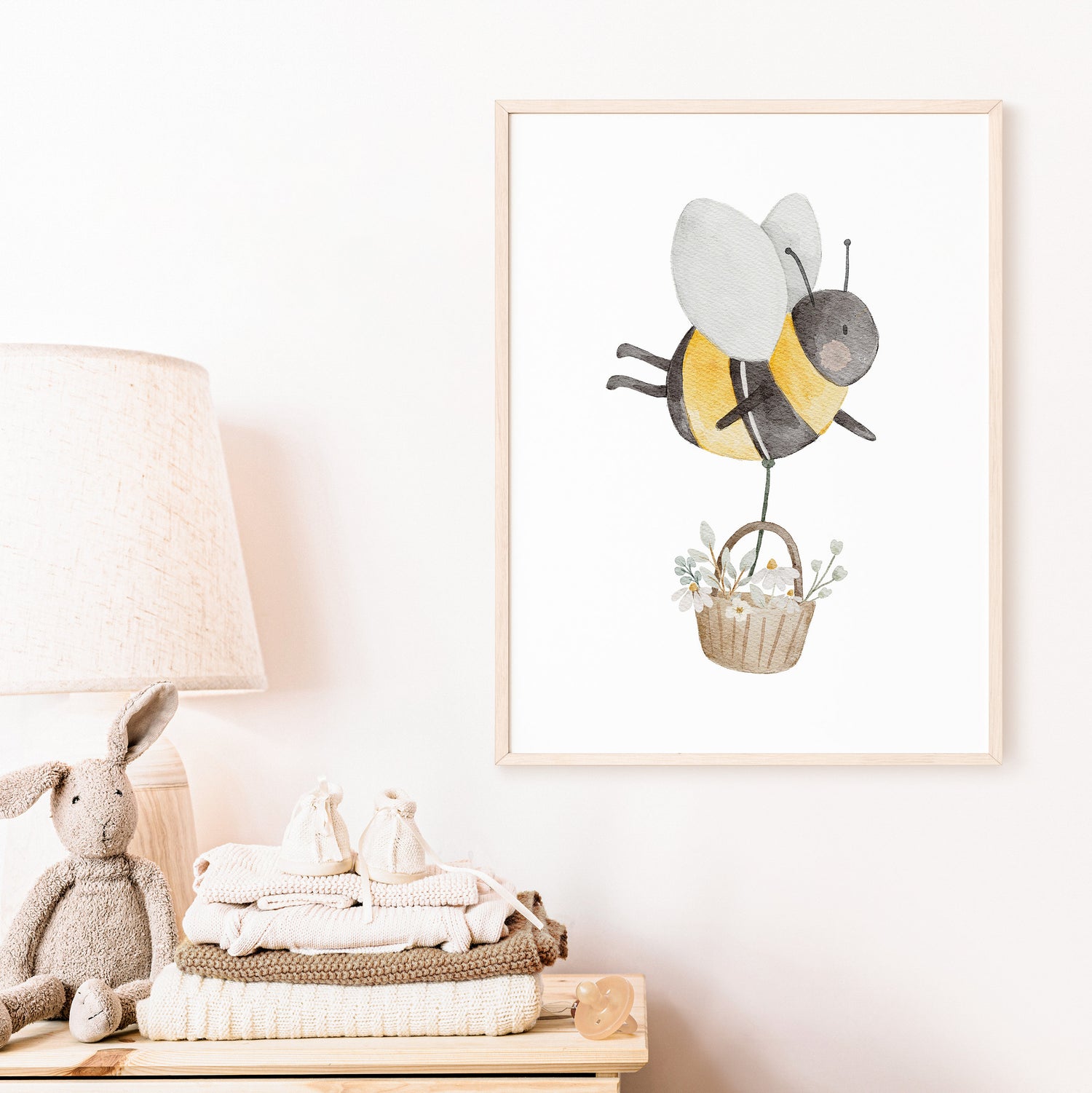 Poster Biene mit Blumenkorb / A4, A3 &amp; A2