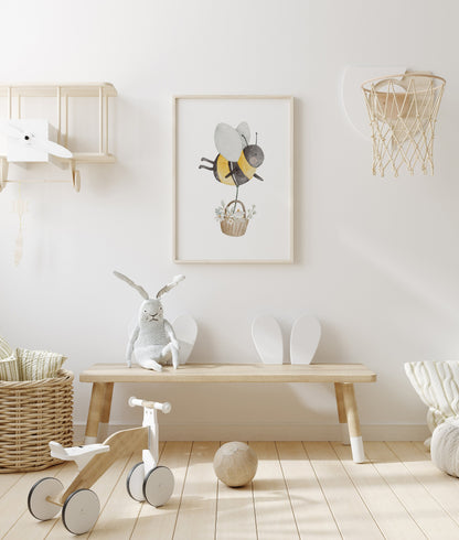 Poster Biene mit Blumenkorb / A4, A3 &amp; A2