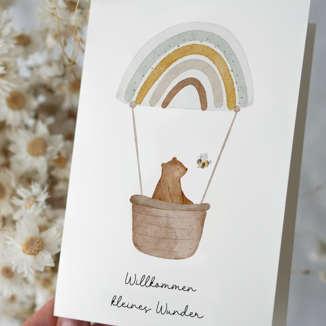 Karte mit Bär im Regenbogenheißluftballon "Willkommen kleines Wunder"