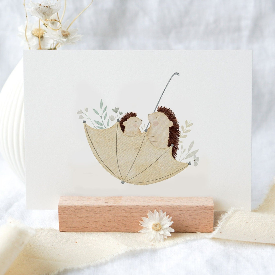 Karte Igelmama/Igelpapa mit Kind im Regenschirm