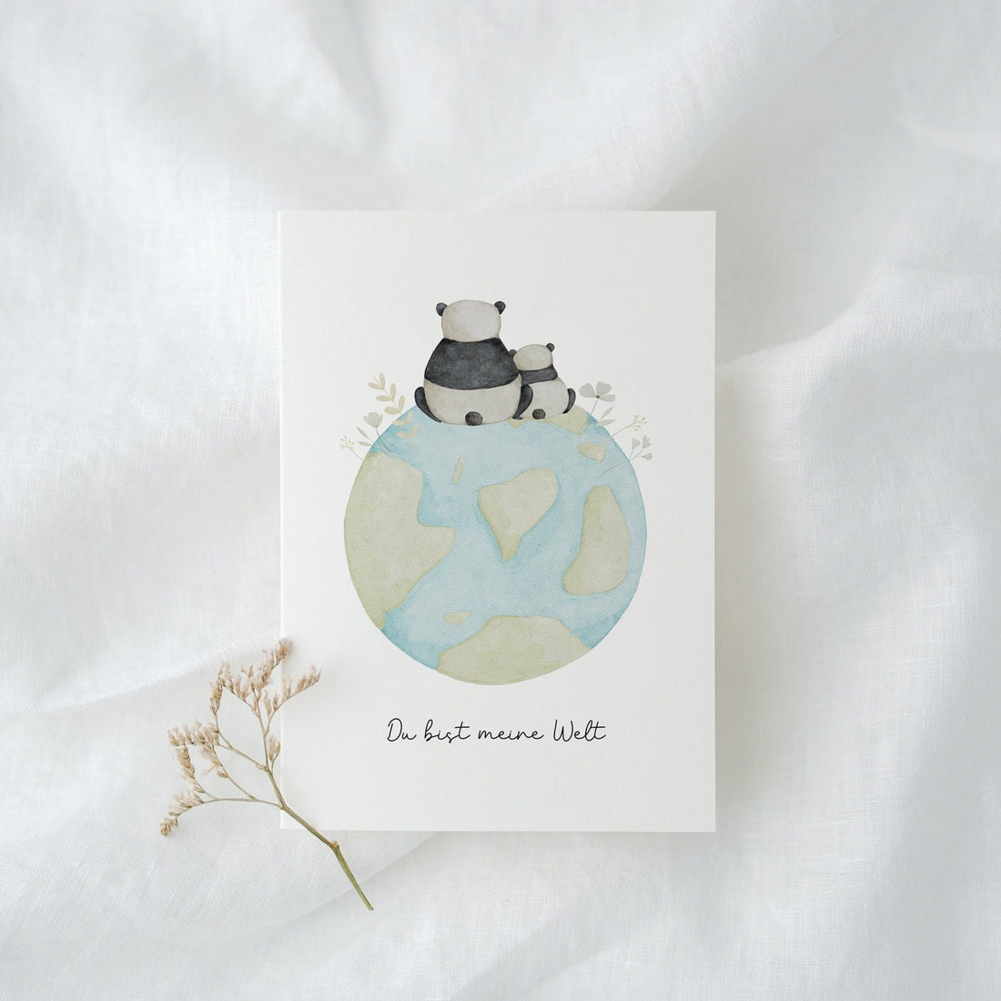 Karte Pandas auf Weltkugel "Du bist meine Welt" / "Mama du bist die beste!" / "Papa, du bist der beste!"
